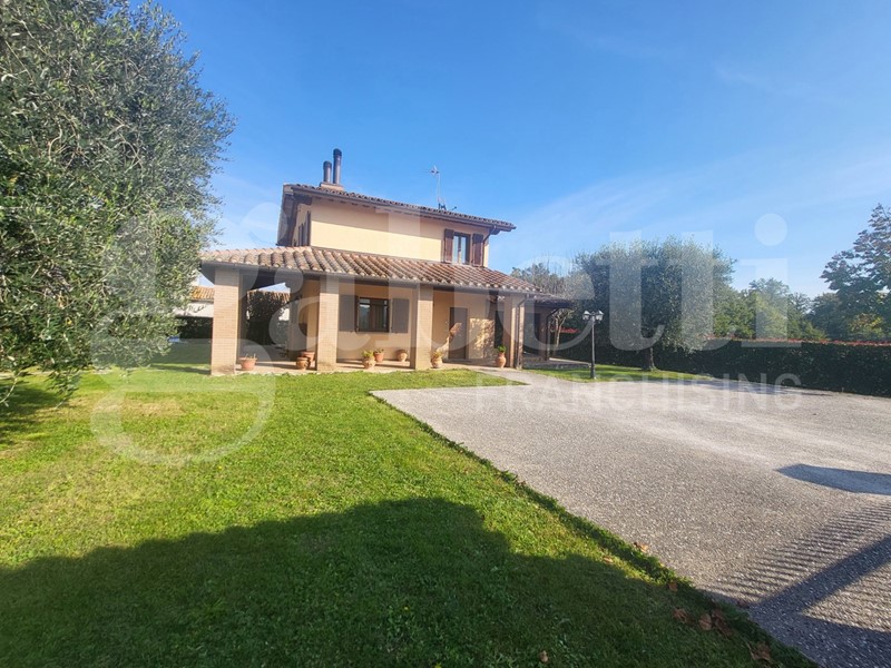Casa Indipendente in Vendita a Gubbio, 310'000&euro;, 220 m²