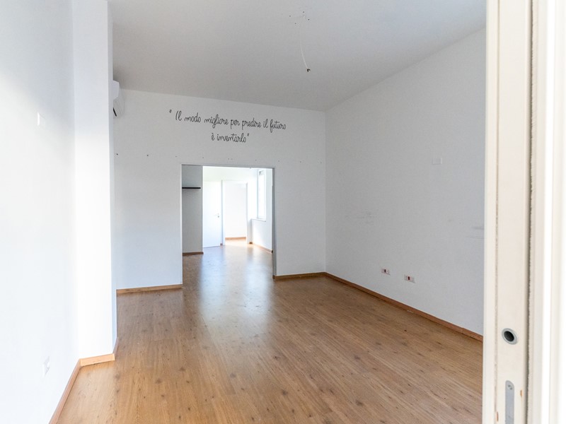 Negozio in Affitto a Capaccio Paestum, 700&euro;, 50 m²