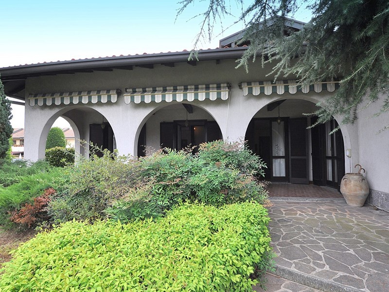 Villa in Vendita a Robecchetto con Induno, 340'000€, 310 m²