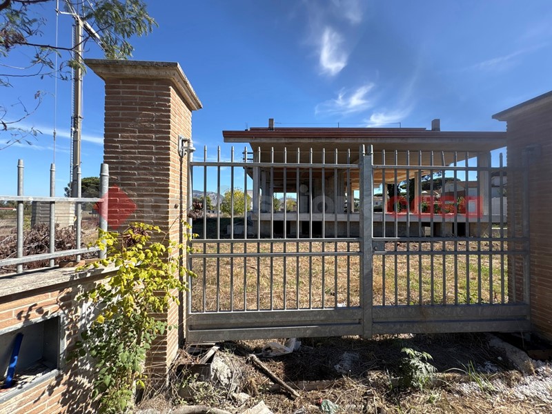 Villa bifamiliare in Vendita a Terracina, 139'000€, 175 m²