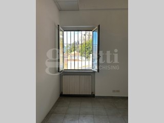 Ufficio in Affitto a Lecco, 650€, 68 m²