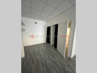 Negozio in Affitto a Bari, 650&euro;, 56 m²