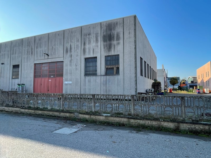 Capannone in Affitto a San Pietro in Casale, 1'800€, 380 m²