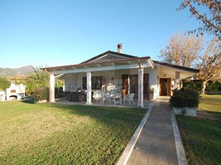 Villa in Vendita a Pietrasanta, zona Marina Di Pietrasanta, 1'200'000&euro;, 150 m²