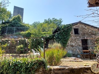 Casale in Vendita a Bagnone, 390'000€, 401 m²