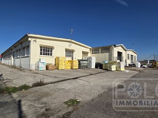 Capannone in Vendita a Sommacampagna, 2'100'000€, 10172 m²