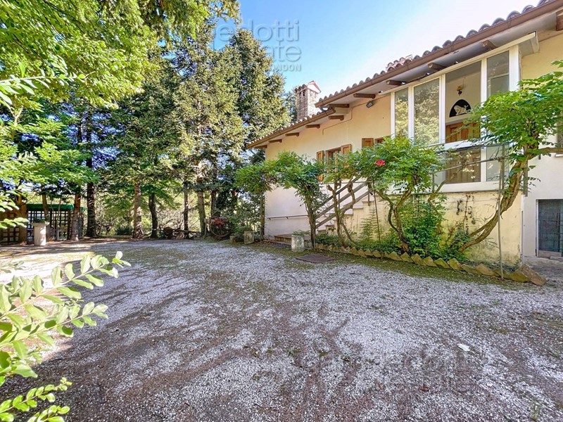 Casa Indipendente in Vendita a Isola del Piano, 139'000€, 259 m²
