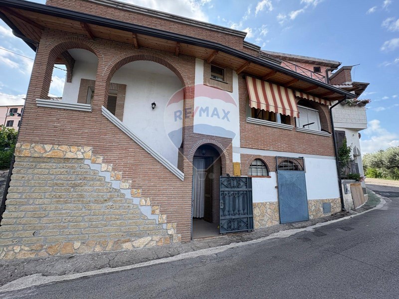 Casa Indipendente in Vendita a Sessa Aurunca, 65'000&euro;, 150 m²