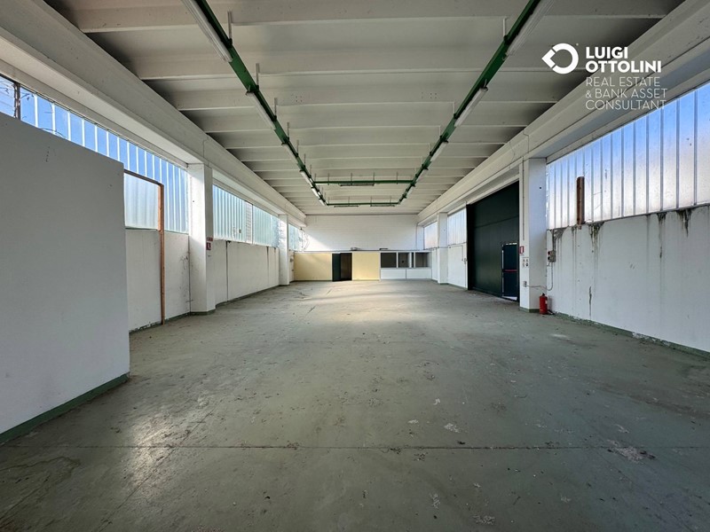 Capannone in Vendita a Medolago, 455'400€, 700 m²