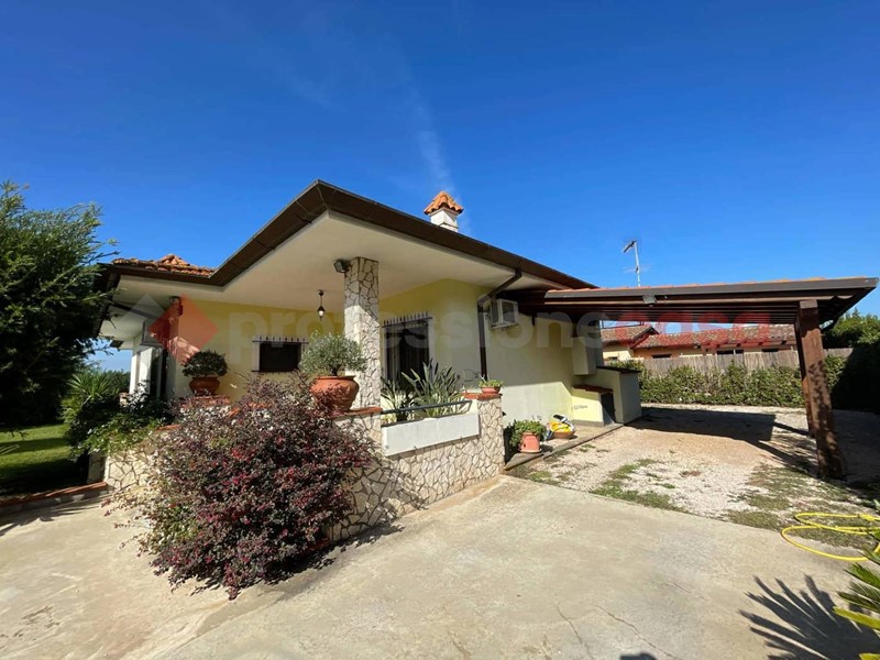 Villa in Vendita a Terracina, 335'000€, 140 m², arredato