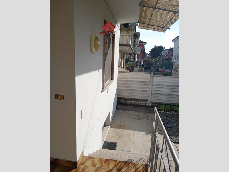 Villa bifamiliare in Vendita a Brembate, 380'000€, 379 m², con Box