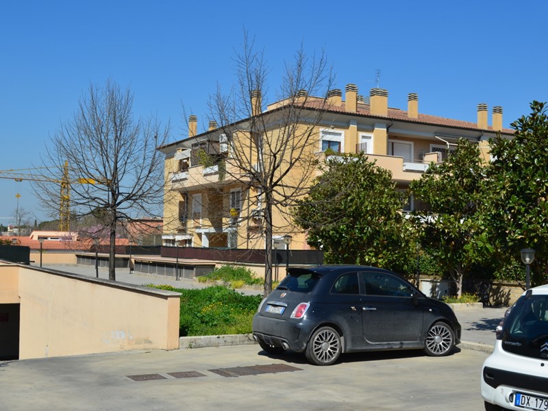 Trilocale in Vendita a Roma, 185'000€, 75 m², con Box