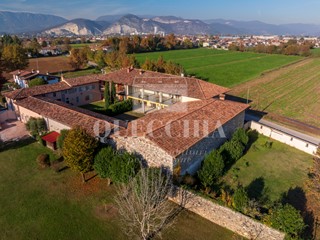 Casa Indipendente in Vendita a Mazzano, zona Ciliverghe, 480'000&euro;, 865 m²