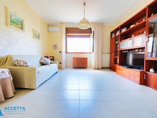 Trilocale in Vendita a Taranto, zona Tre Carrare - Battisti, 95'000&euro;, 101 m²