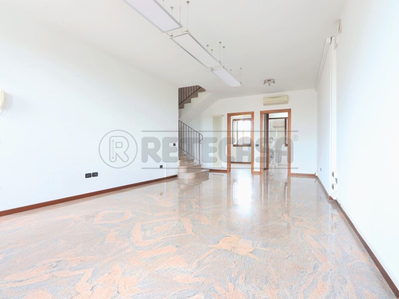 Ufficio in Affitto a Torri di Quartesolo, 900&euro;, 153 m²