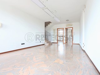 Ufficio in Affitto a Torri di Quartesolo, 900&euro;, 153 m²