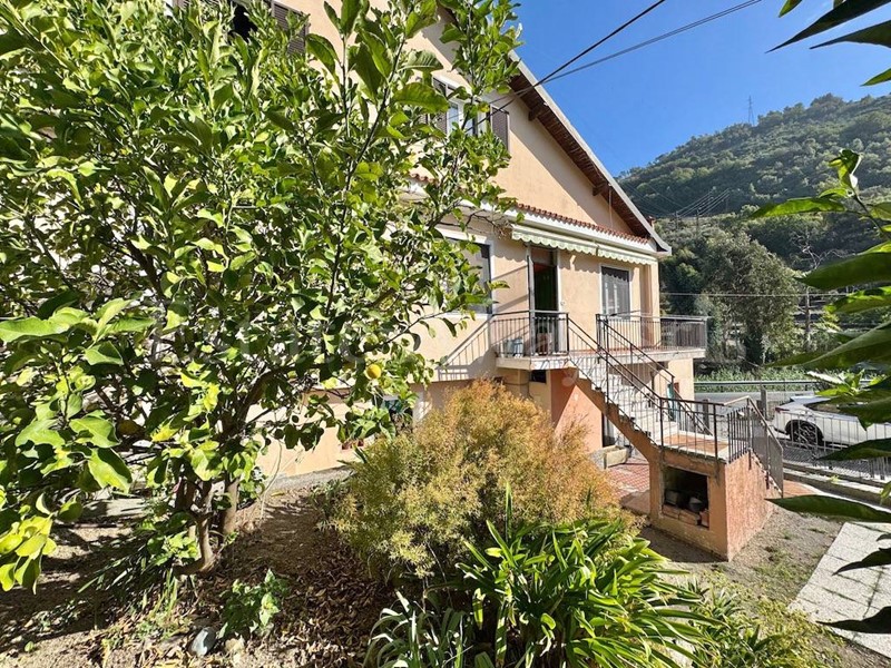 Casa Indipendente in Vendita a Vallecrosia, 390'000&euro;, 245 m²
