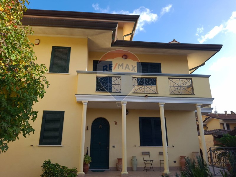 Casa Semi Indipendente in Vendita a Viareggio, 475'000&euro;, 203 m²