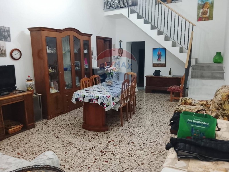 Casa Indipendente in Vendita a Sessa Aurunca, 135'000&euro;, 250 m²