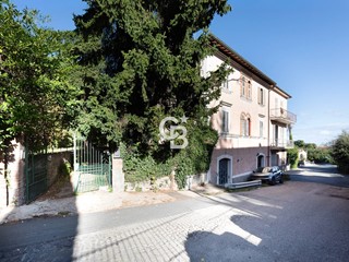 Appartamento in Vendita a Montefiascone, 75'000&euro;, 135 m²