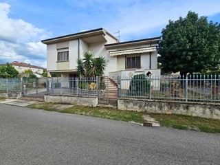 Casa Indipendente in Vendita a Cascina, 350'000€, 174 m²