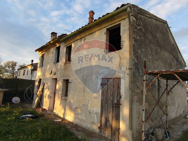 Rustico in Vendita a Ferrara, 40'000&euro;, 148 m², con Box