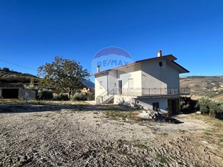 Casa Semi Indipendente in Vendita a Benevento, 120'000€, 210 m²