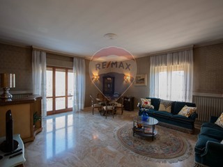 Appartamento in Vendita a Ostra, 150'000&euro;, 190 m²