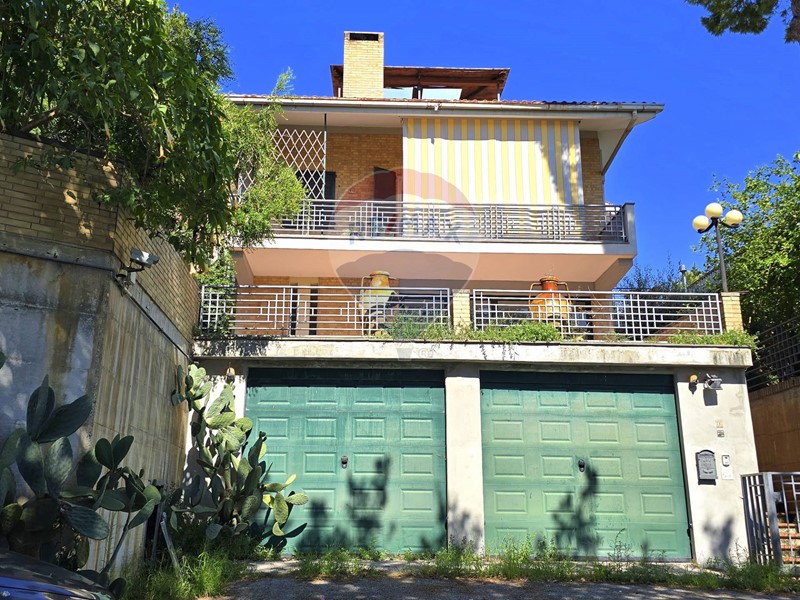 Casa Indipendente in Vendita a Recanati, 330'000&euro;, 350 m²