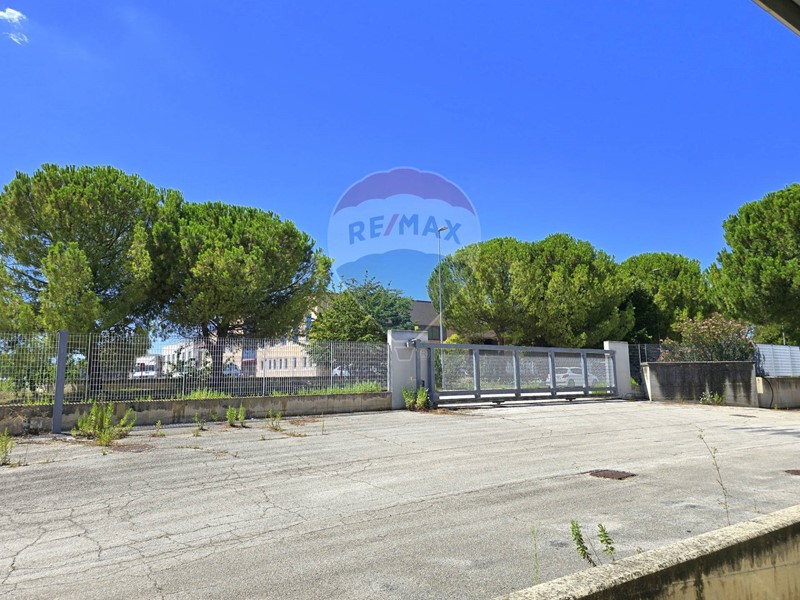Capannone in Vendita a Recanati, 2'300'000&euro;, 6468 m²