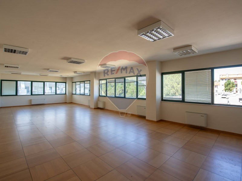Ufficio in Affitto a Jesi, 900&euro;, 90 m²