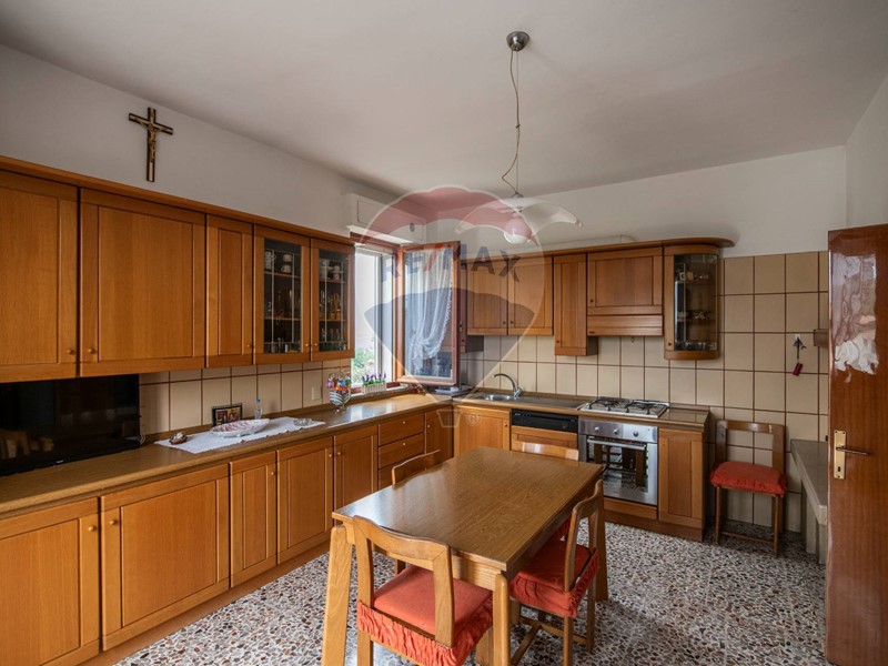 Appartamento in Vendita a Ostra Vetere, 115'000&euro;, 149 m²