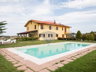 Casa Indipendente in Vendita a Ostra, 630'000&euro;, 439 m²