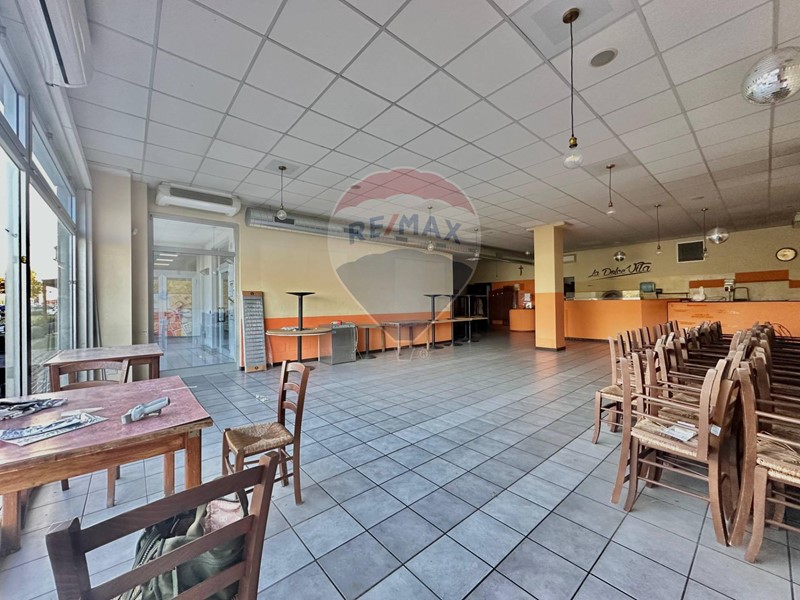 Immobile commerciale in Vendita a Parma, 360'000€, 254 m²