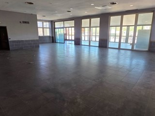 Attività commerciale in Affitto a Mesenzana, 2'500€, 380 m²