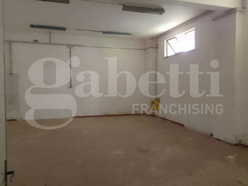 Negozio in Vendita a Latina, 200'000&euro;, 190 m²