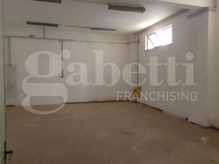 Negozio in Vendita a Latina, 200'000&euro;, 190 m²