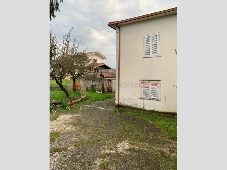 Villa bifamiliare in Vendita a Cervaro, 80'000€, 120 m²
