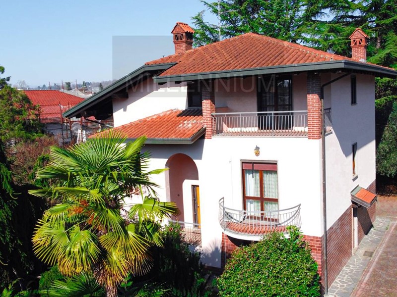 Villa in Vendita a Arona, 950'000&euro;, 300 m², con Box