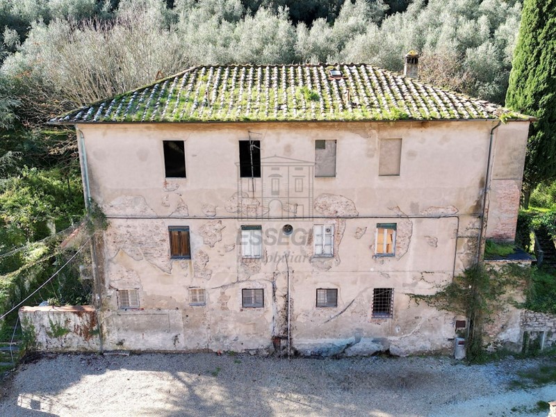 Casale in Vendita a Capannori, zona Sud, 350'000&euro;, 400 m²