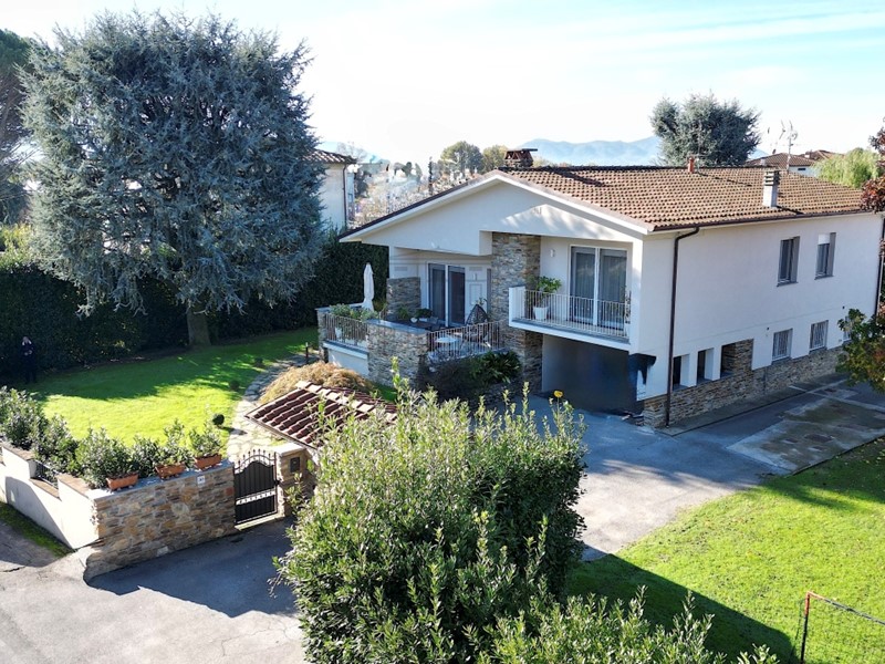 Villa in Vendita a Capannori, zona Est, 790'000&euro;, 230 m²