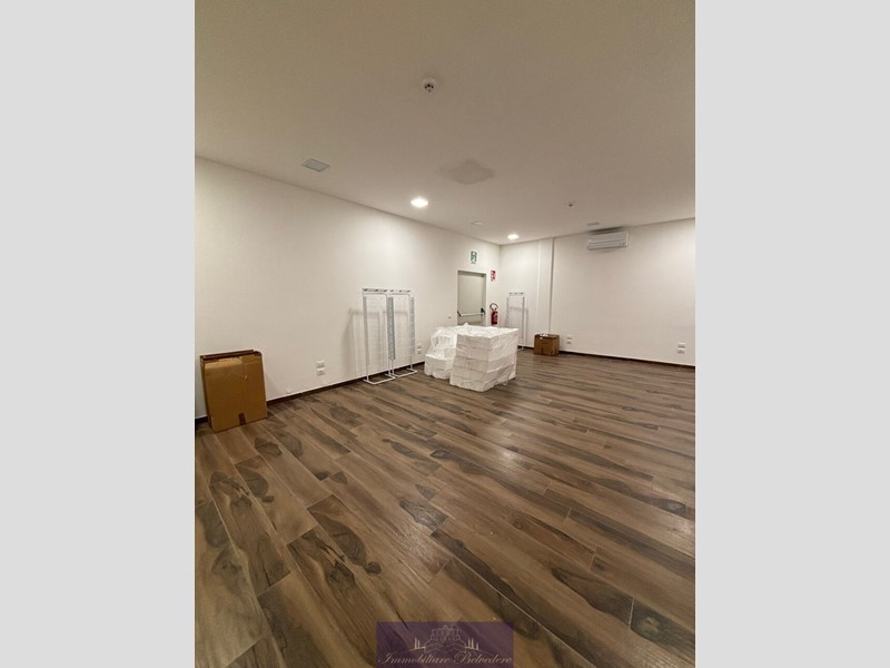 Capannone in Vendita a Campi Bisenzio, zona Capalle, 1'400'000€, 1220 m²