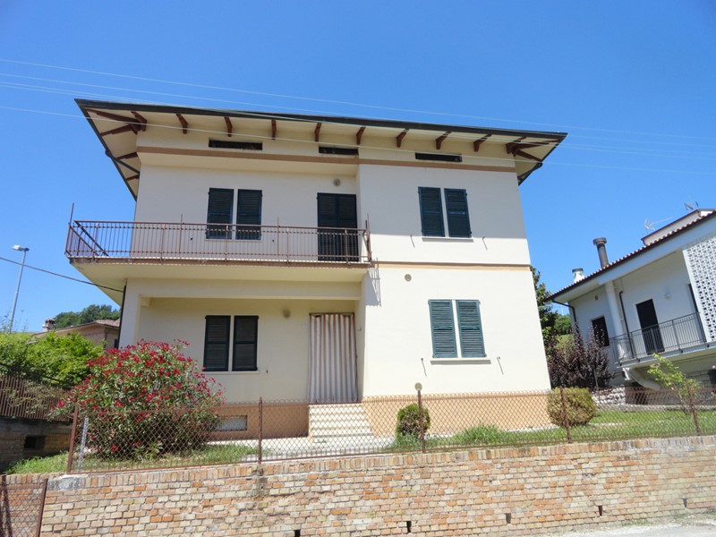 Villa bifamiliare in Vendita a San Lorenzo in Campo, 98'000&euro;, 329 m², con Box