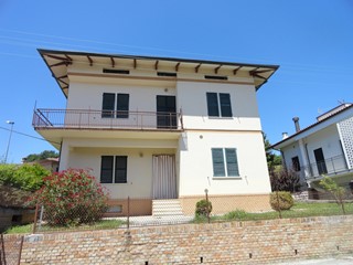 Villa bifamiliare in Vendita a San Lorenzo in Campo, 98'000&euro;, 329 m², con Box