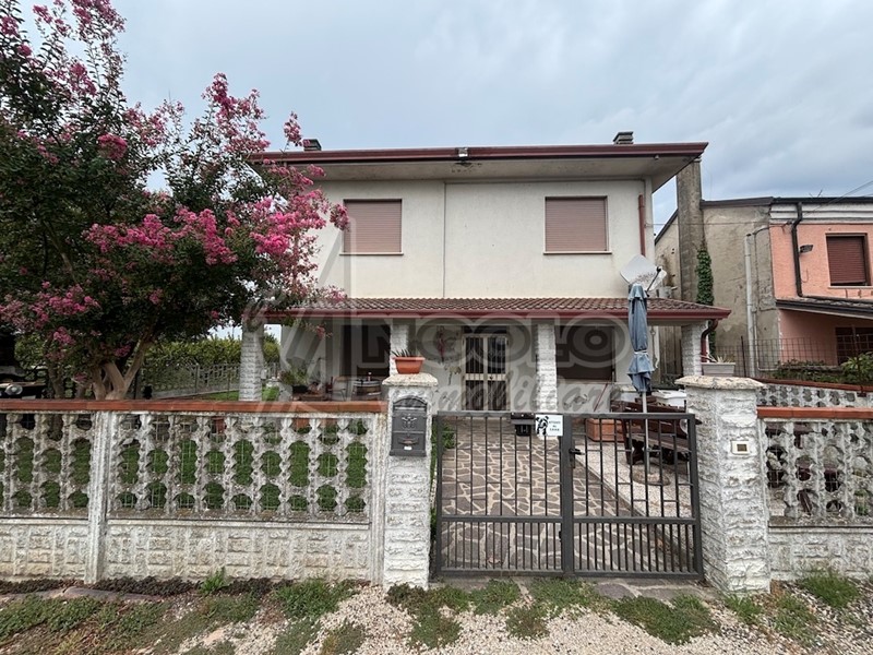 Villa in Vendita a Stienta, zona FRAZIONI - ZONA RURALE, 119'000€, 135 m²