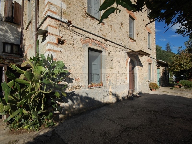 Rustico in Vendita a Pietrasanta, zona Valdicastello Carducci, 920'000&euro;, 200 m²