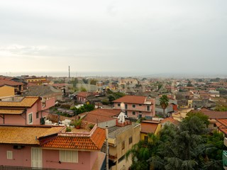 Appartamento in Vendita a Catania, 149'000€, 200 m², con Box