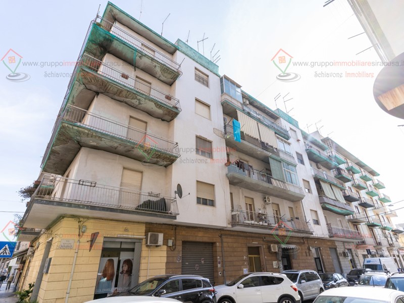 Appartamento in Vendita a Siracusa, zona Tisia Tica Zecchino, 82'000€, 176 m²