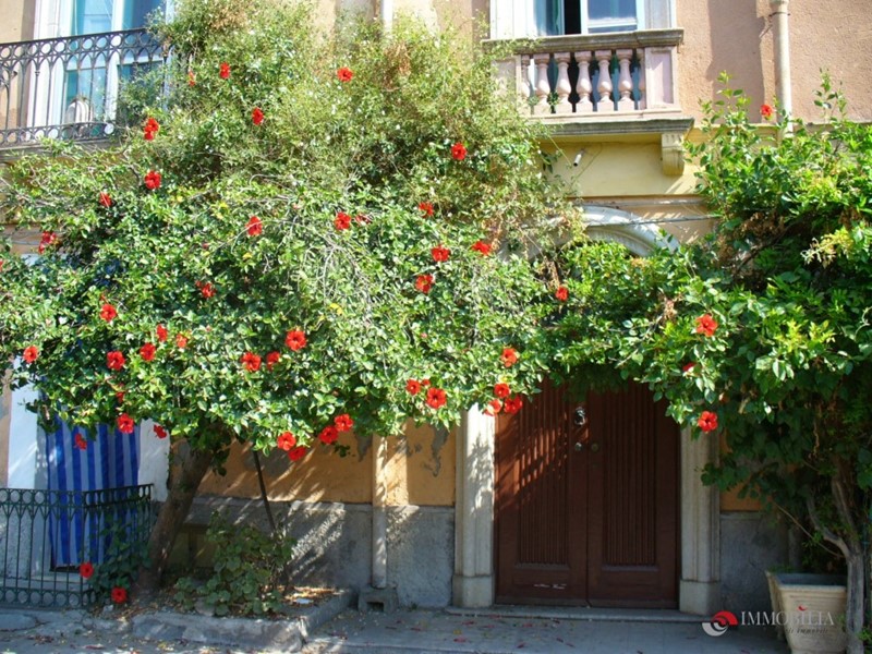 Appartamento in Vendita a Bova Marina, 280 m²