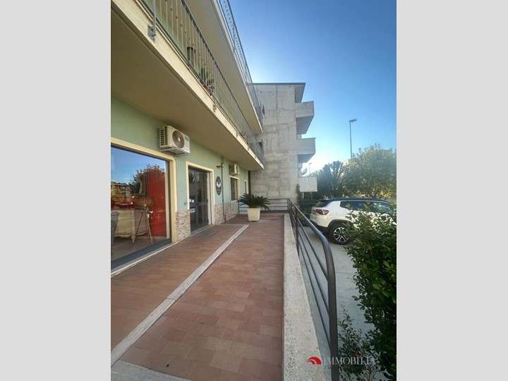 Negozio in Vendita a Melito di Porto Salvo, 160 m²